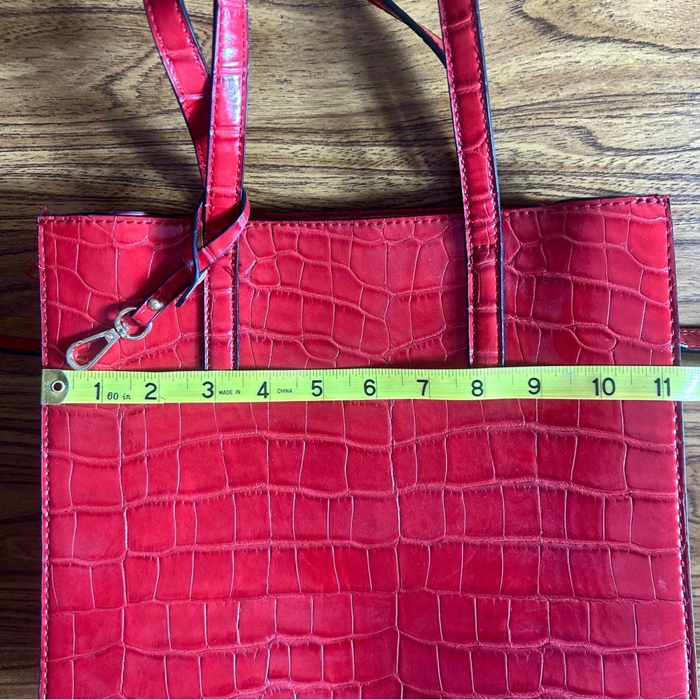 Vibrant Red Crocodile Embossed Shoulder Bag Adjustable Strap Zip Closure - Picture 4 of 11